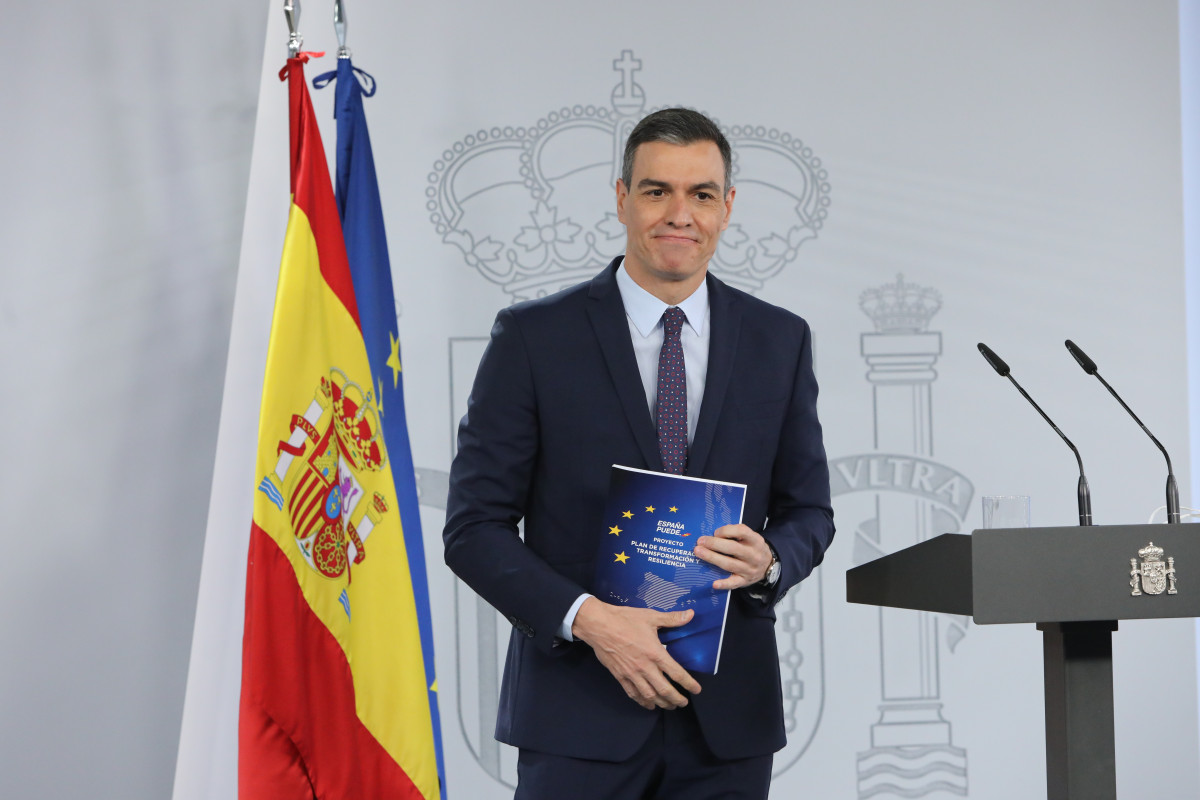 El president de Govern, Pedro Sánchez, a l'arribar a una roda de premsa després de la reunió de Consell de Ministres a la Moncloa, a 13 d'abril de 2021, a Madrid (Espanya).
