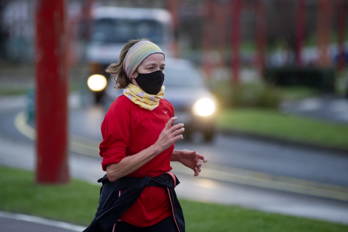 Arxiu - Una persona corre en solitari i amb mascareta un dia després de l'entrada en vigor de la normativa que obliga els esportistes a fer esport a l'aire lliure amb mascareta.