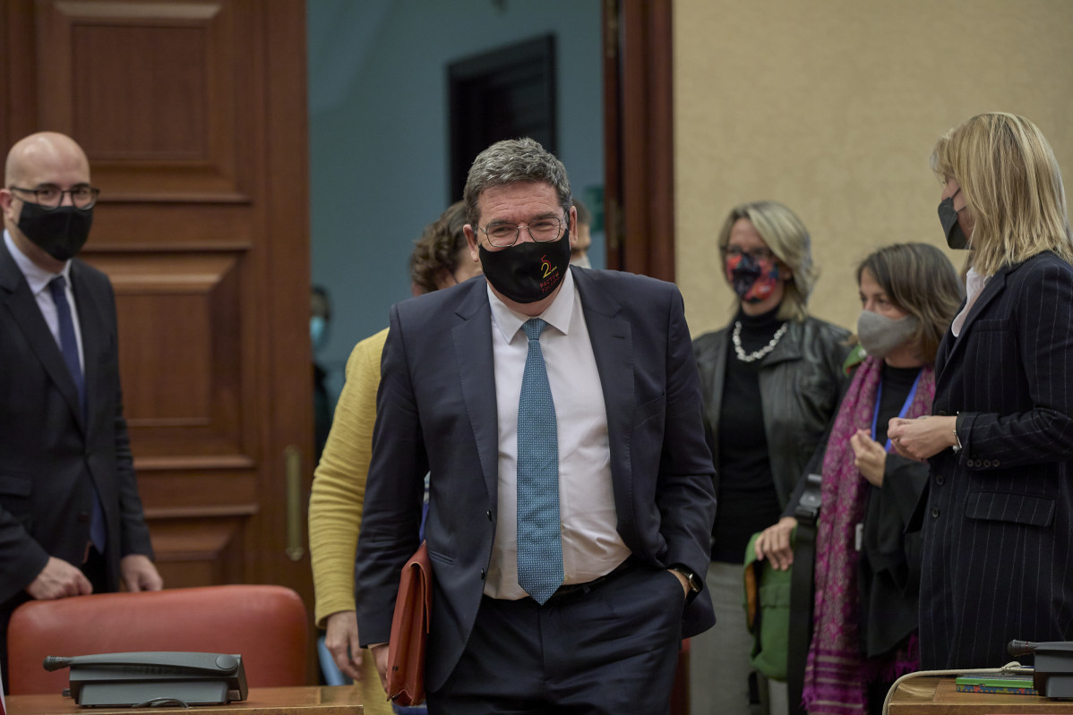 El ministre d'Inclusió, Seguretat Social i Migracions, José Luis Escrivá, es dirigeix a comparèixer a la Comissió de Pacte de Toledo, al Congrés dels Diputats, a 12 d'abril de 2021, a Madrid (Espanya). El ministre de Seguretat Social compareix ho