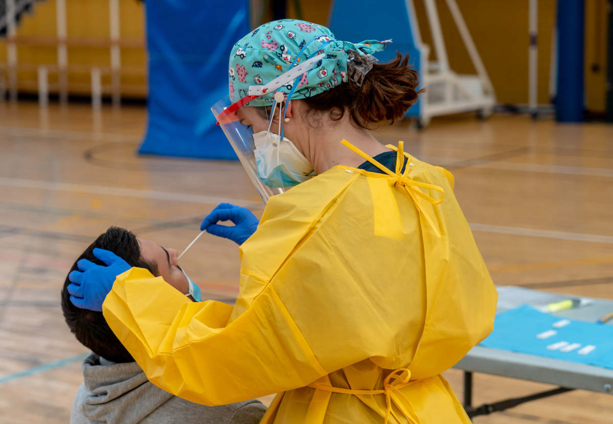 Arxiu - Sanitaris treballant durant les proves de cribratge de covid-19 amb test d'antígens al pavelló esportiu d' 'El Paraigües', a Sevilla, foto d'arxiu