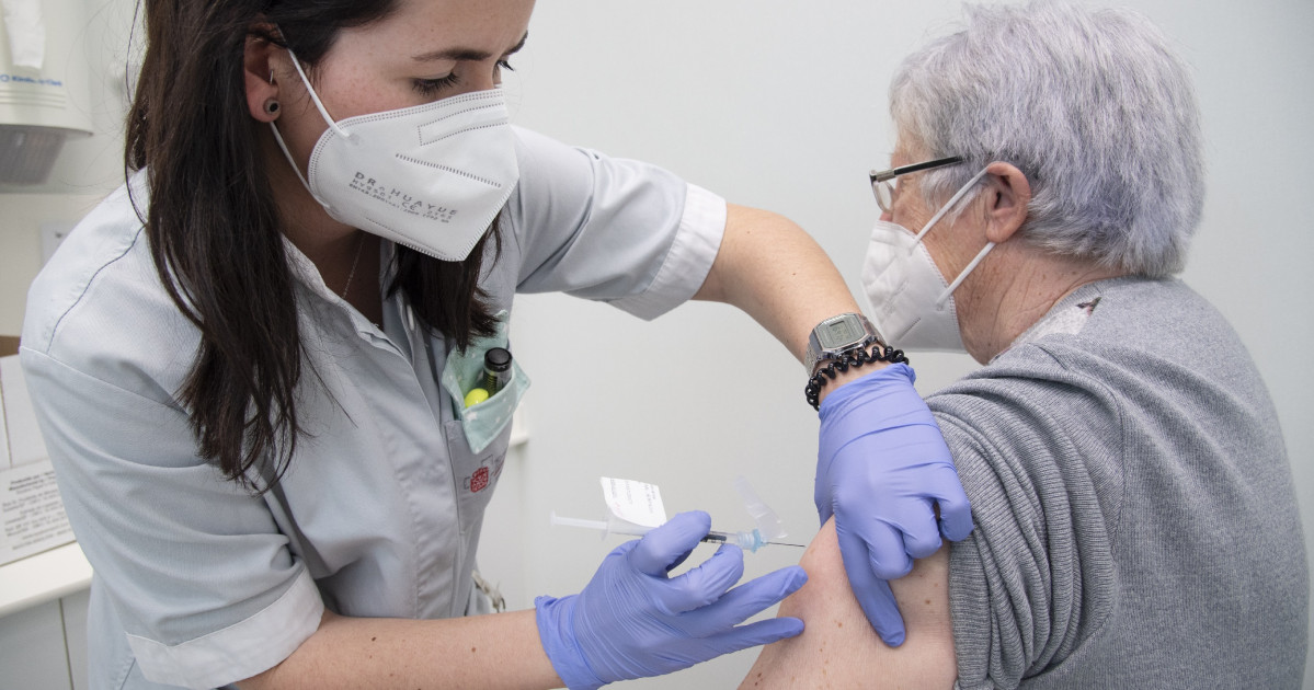 Pacients de molt alt risc de Navarra reben la vacuna RNA en el Servei d'Oncologia de l'CHN