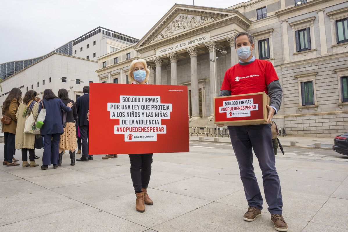 Voluntaris de Save the Children per l'aprovació de la llei de protecció a la infància. Al Congrés dels diputats.