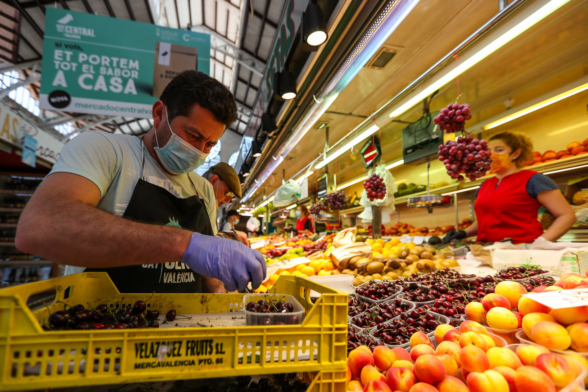 EuropaPress 3133827 home treballa col·locant fruita fruiteria mercat central valència després