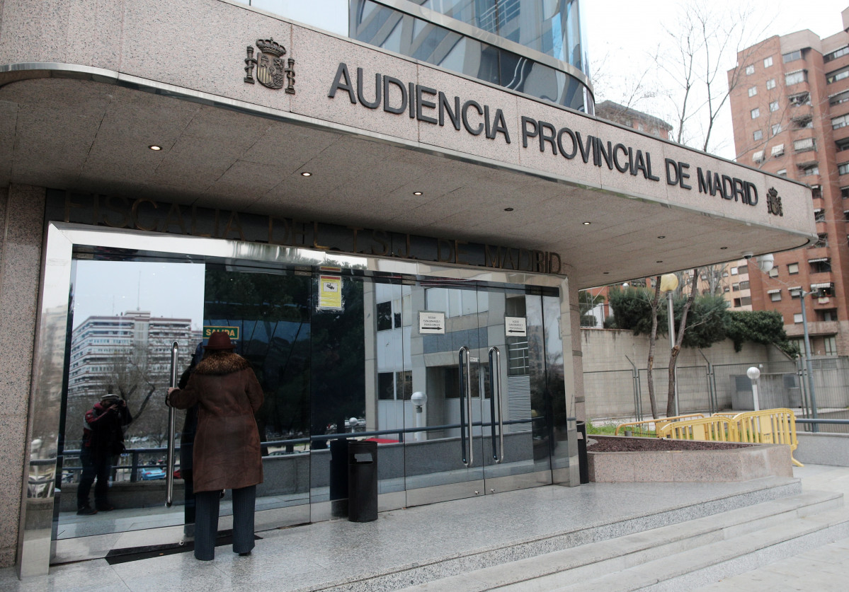 Arxiu - Una dona entra a l'edifici de l'Audiència Provincial de Madird, a 14 de febrer de 2020.