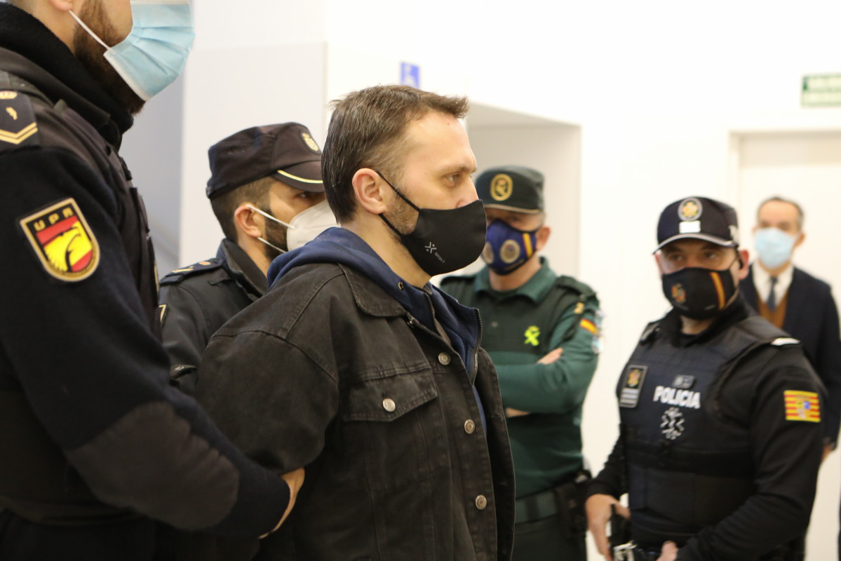 L'acusat Norbert Feher, àlies 'Igor el Rus', escortat per diversos agents a la seva arribada a l'Audiència Provincial de Terol