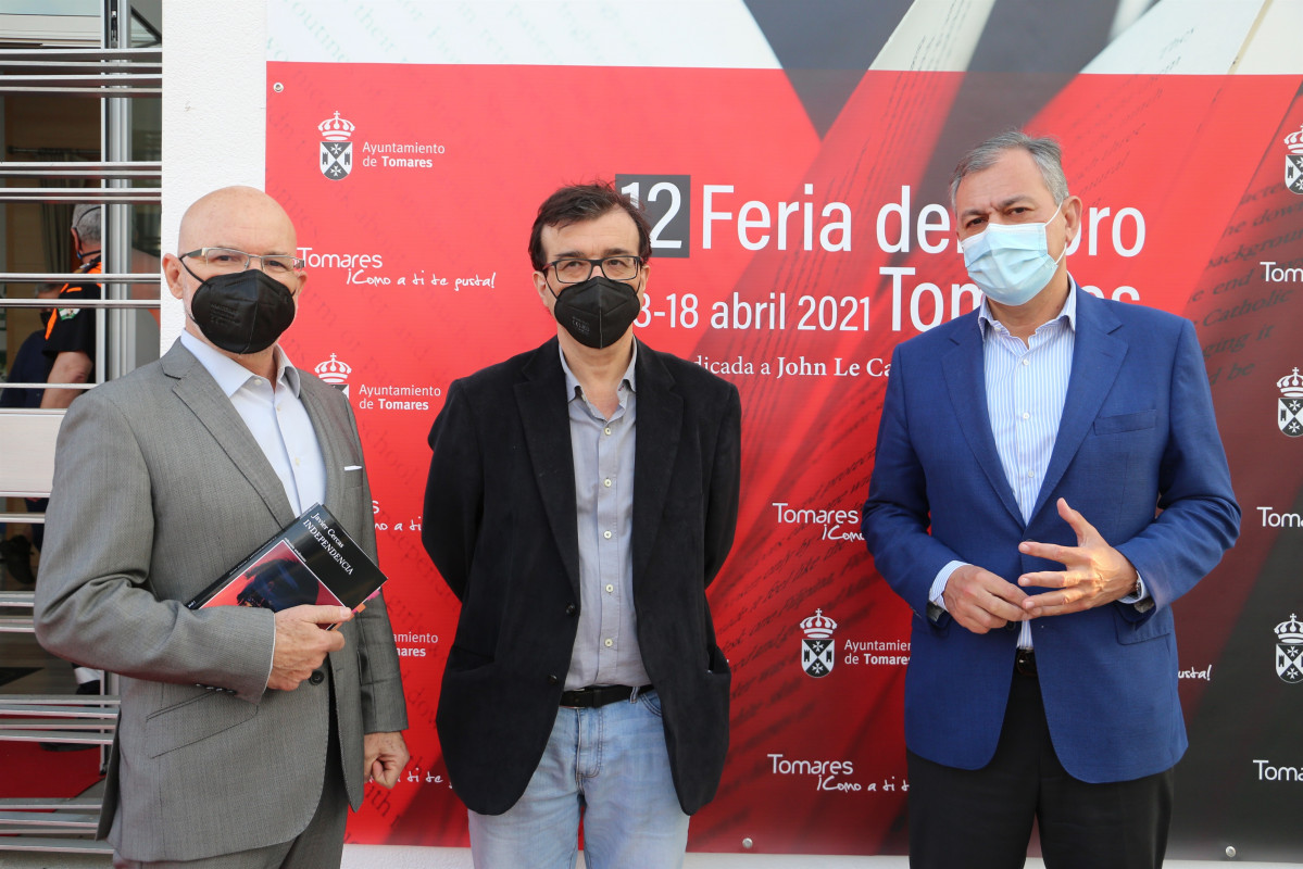 Jesús Vigorra, Javier Cercas y José Luis Sanz, en la Feria del Libro de Tomares (Sevilla)