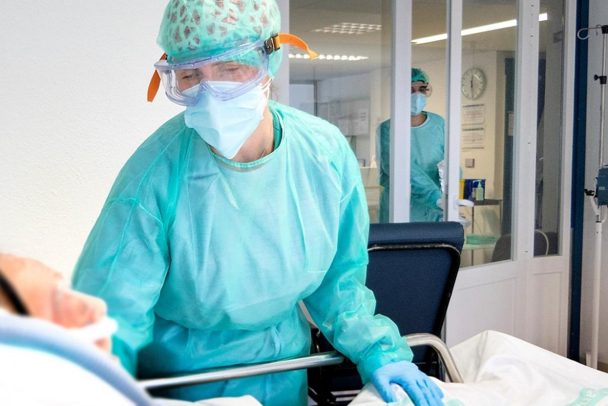 Sanitari amb malalt de coronavirus