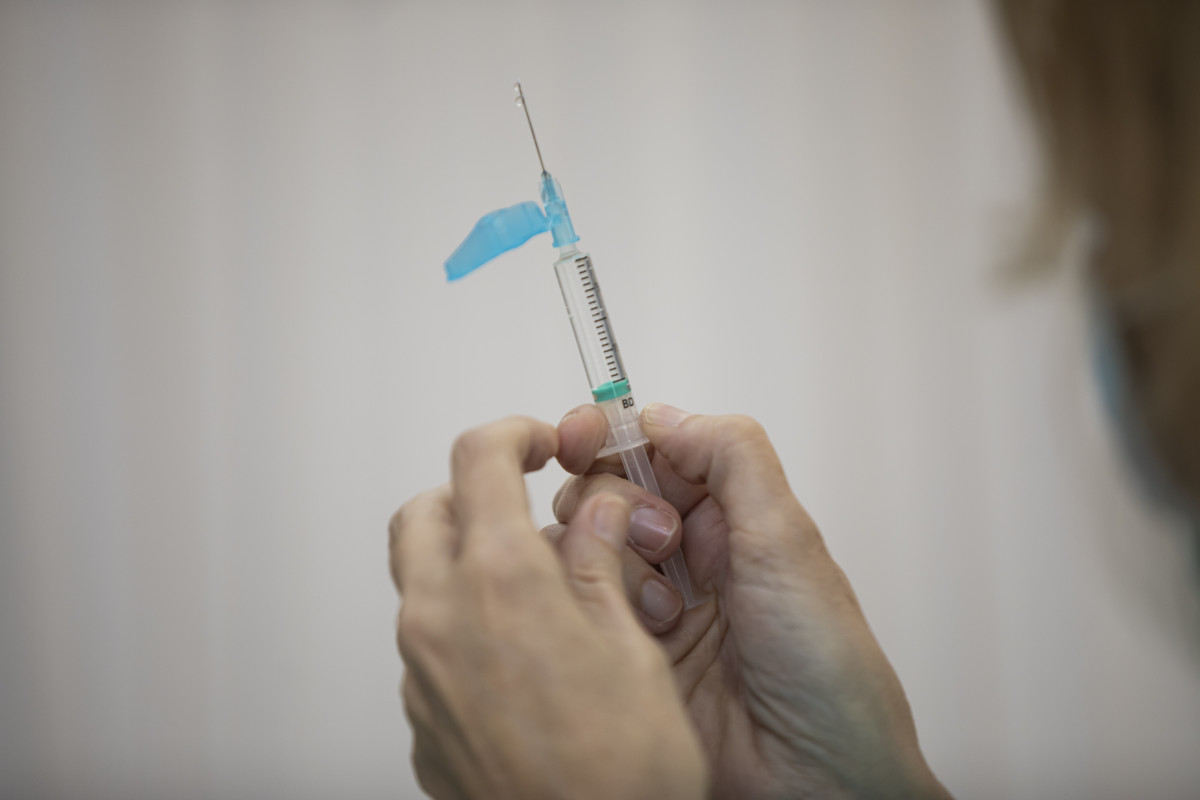 Una sanitària sosté una dosi de la vacuna de Pfizer contra el coronavirus