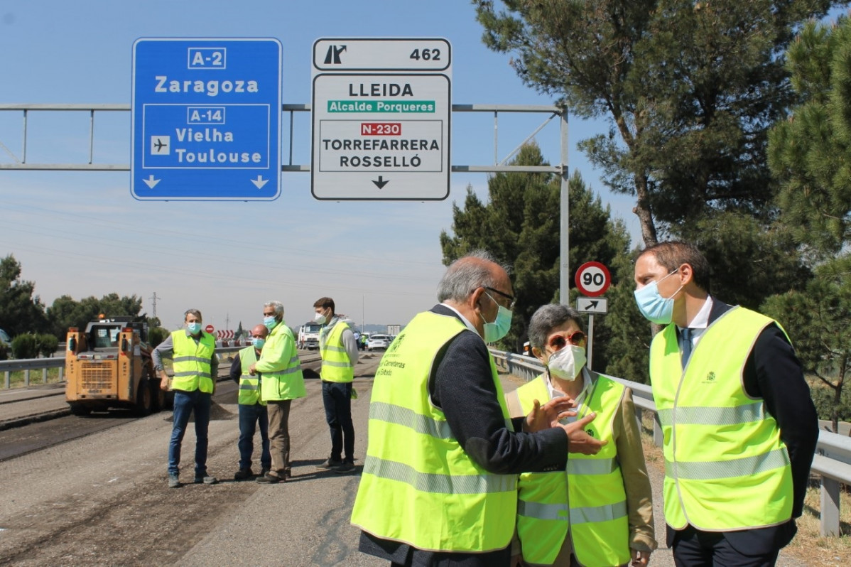 El cap de la unitat de carreteres de l'Estat a Lleida, Juan Antonio Romero, al costat de Teresa Cunillera i José Crespín.