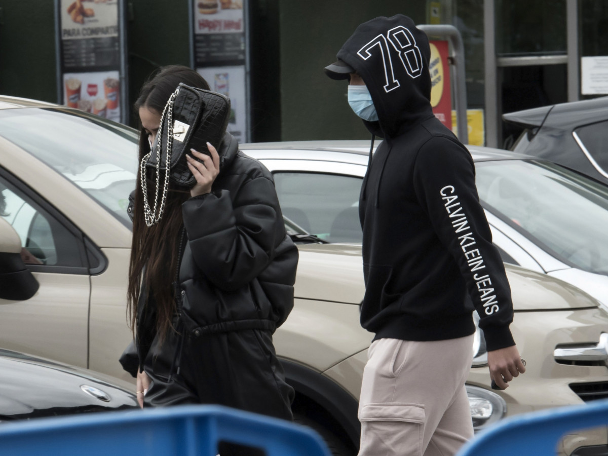 Júlia Gener i el seu nòvio, Brayan Mejía, intentant passar desapercebuts després de fer la compra en un supermercat pròxim al seu domicili
