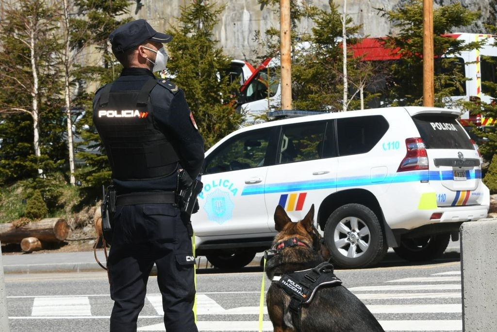 Un policia amb el seu gos en el dispositiu de seguretat per la Cimera Iberoamericana a Andorra