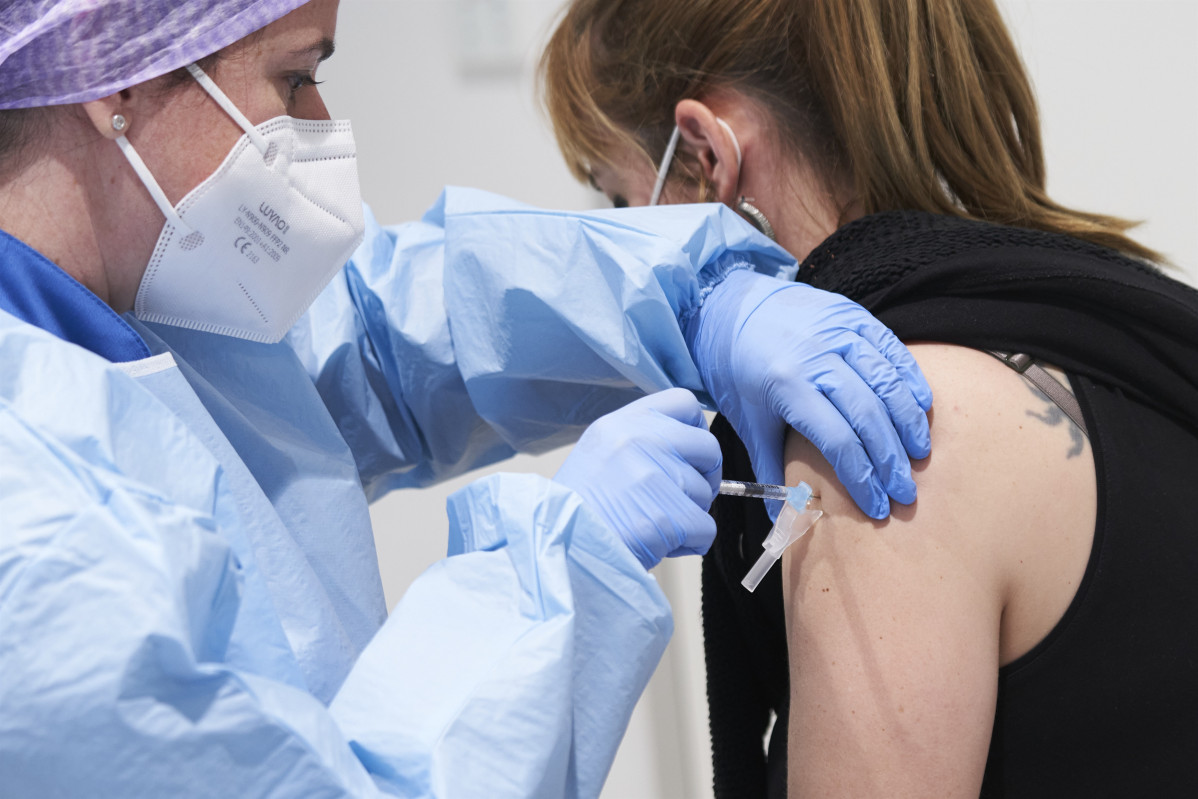 Arxiu - Cvirus.- Un total de 167.102 bascos estan immunitzats amb la segona dosi de la vacuna, 12.116 més que dimecres