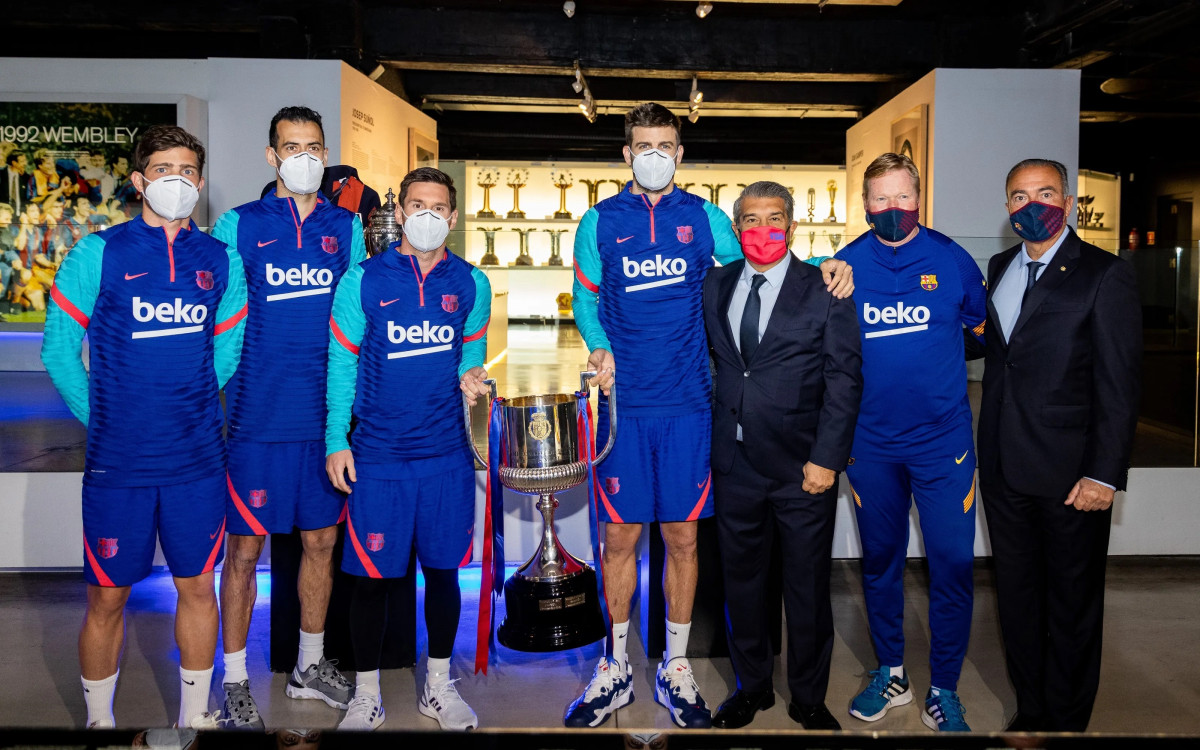 Sergi Roberto, Sergio Busquets, Leo Messi, Gerard Piqué, Joan Laporta, Ronald Koeman i Rafa Yuste lliuren la Copa d'el Rei 2021 a el Museu de l'Barça