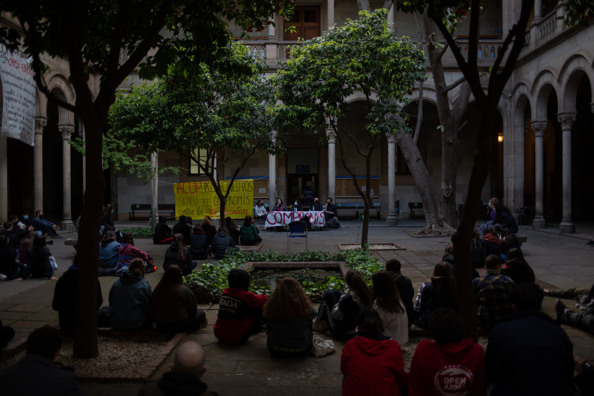 EuropaPress 3656050 diverses persones participen segon dia ocupacion edifici universitat