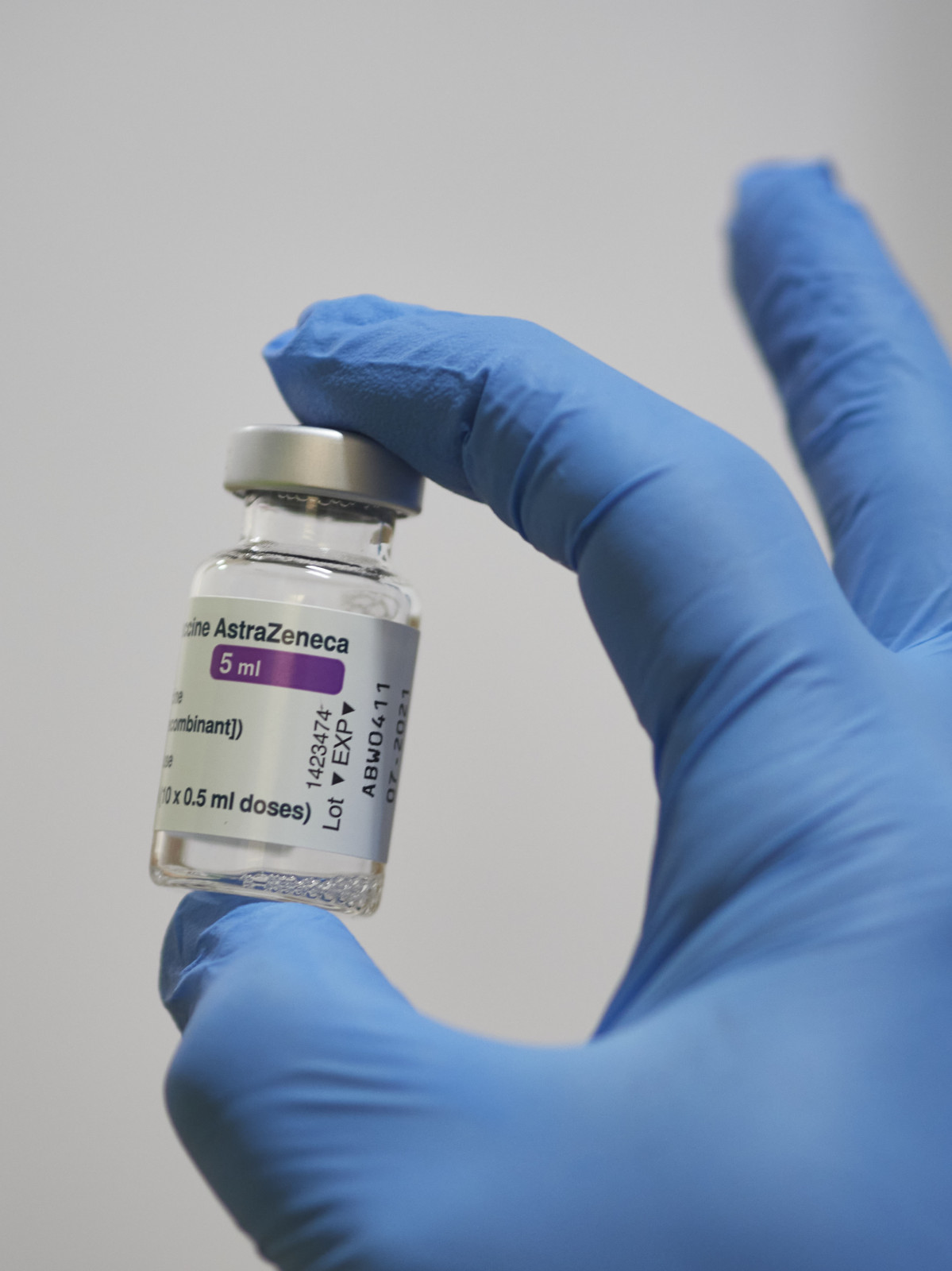 Una sanitària amb un vial de la vacuna d'AstraZeneca contra el Covid-19