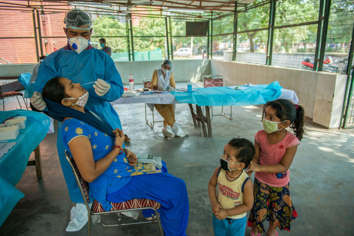 Realització d'un test de coronavirus a l'Índia