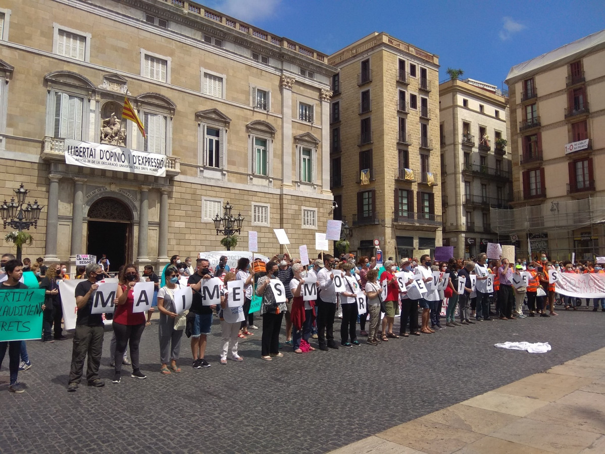 Concentració a la plaça Sant Jaume de Barcelona en defensa de la sanitat pública.