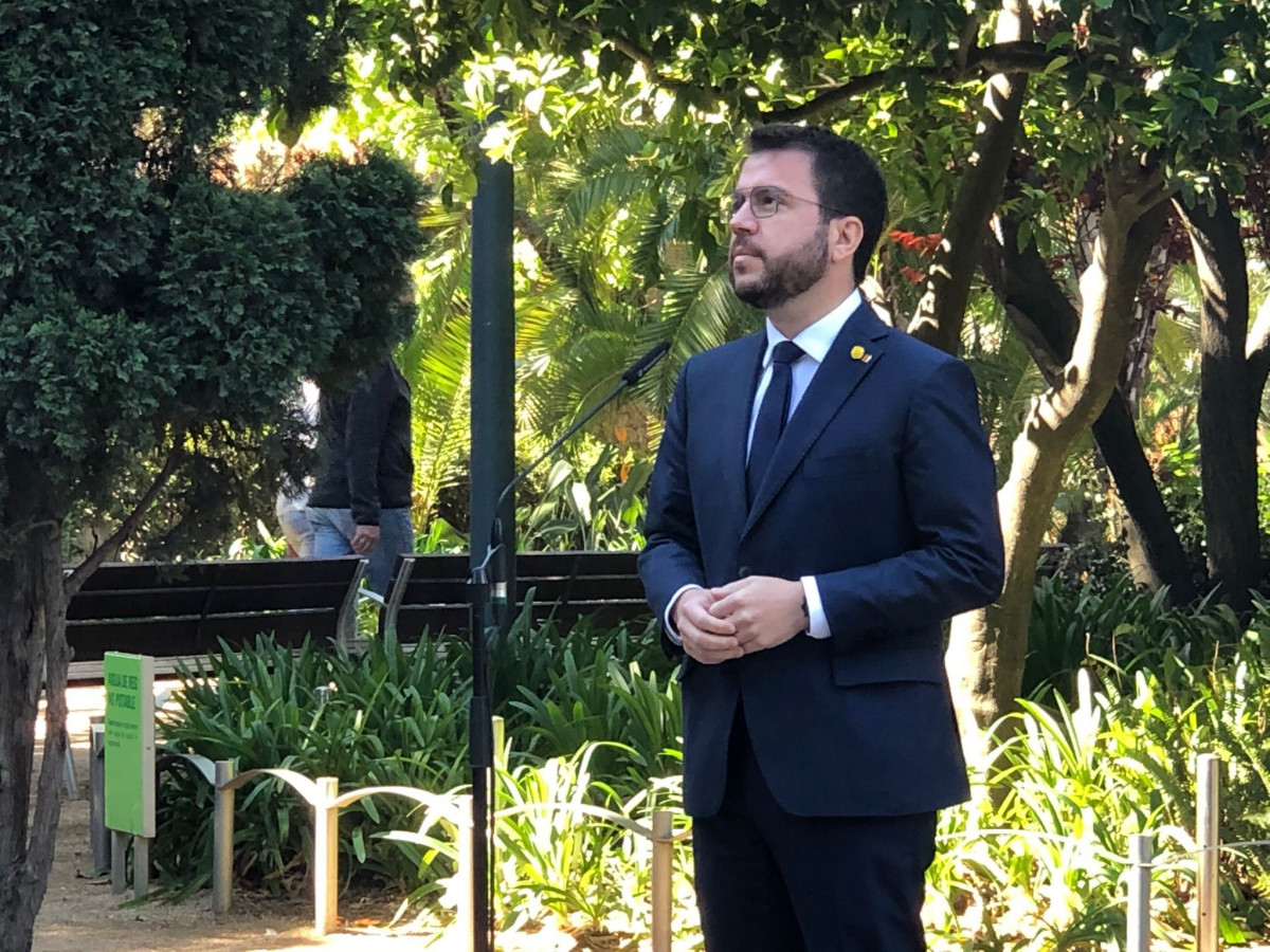 El vicepresident de la Generalitat en funcions, Pere Aragonès, en declaracions als periodistes al Palau Robert de Barcelona el 23 d'abril de 2021