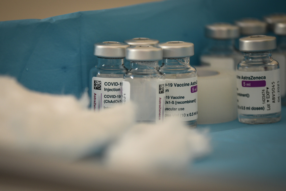 Diversos vials amb la vacuna de AstraZeneca contra la Covid-19 a l'Hospital de campanya de la Fe, a València.