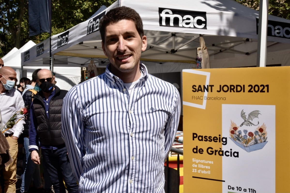 El epidemiólogo Oriol Mitjà en una parada de libros en Barcelona por Sant Jordi, donde firma ejemplares de su libro 'A cor obert' en una jornada adaptada a las medidas sanitarias por el Covid-19.