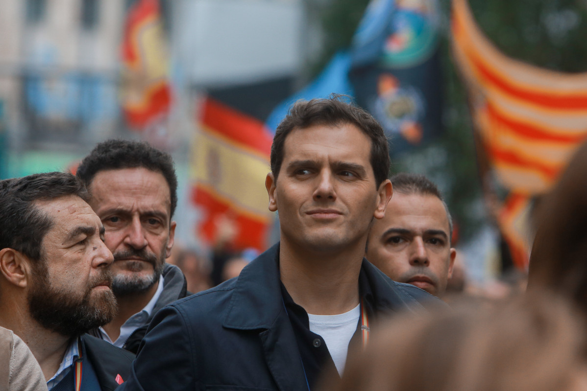Arxiu - El president de Ciutadans, Albert Rivera, i darrere, a la seva esquerra, el portaveu adjunt de Cs al Congrés i candidat a presidir la Comunitat de Madrid, Edmundo Bal, en una manifestació convocada per Jusapol a Madrid.