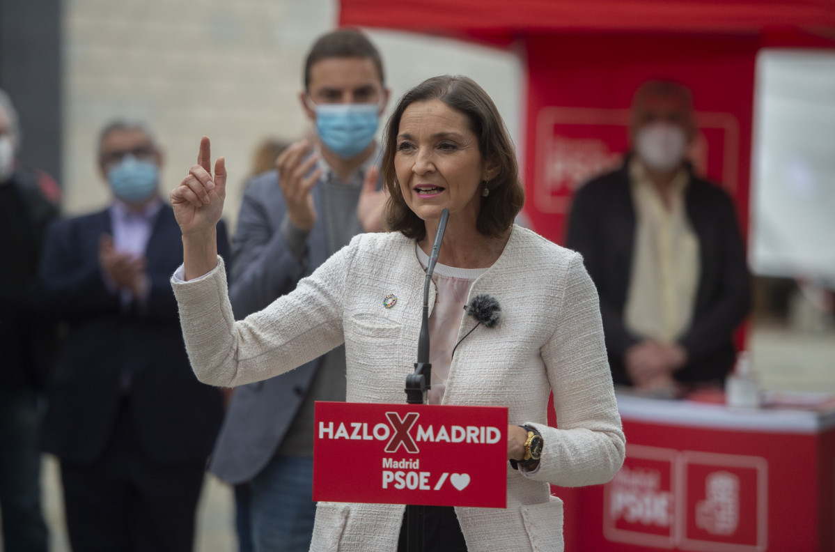 La ministra d'Indústria, Reis Maroto, en una roda de premsa organitzada a la Plaça de les Germandats, a 21 d'abril de 2021, a Alcorcón, Madrid (Espanya)