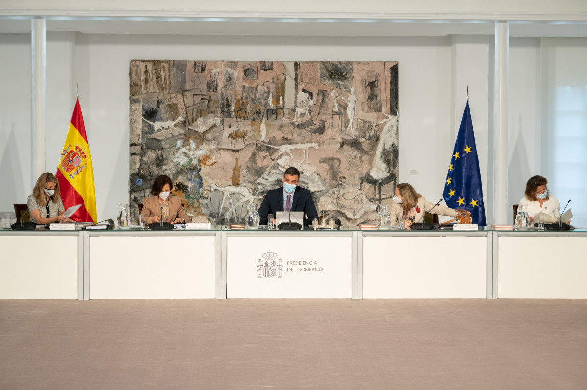 El president de Govern, Pedro Sánchez, i les quatre vicepresidentes en el Consell de Ministres