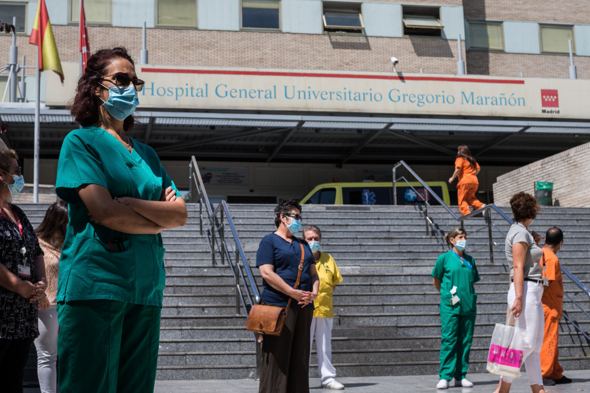 Treballadors sanitaris protegits amb mascareta durant la concentració convocada on desenes de zeladors s'han congregat a les portes de l'Hospital General Universitari Gregorio Marañón. A Madrid, (Espanya), a 13 d'agost de 2020.