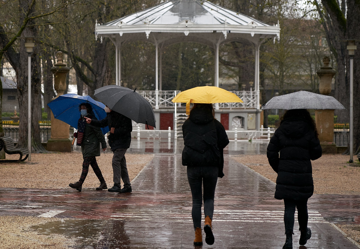 EuropaPress 3612455 diverses persones refugien paraigua pluja vitoria pais basc espanya març 19