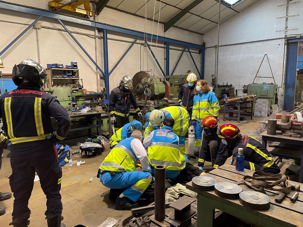 Arxiu - Summa 112 i Bombers de la Comunitat de Madrid atenent a un home en estat molt greu després d'un accident laboral