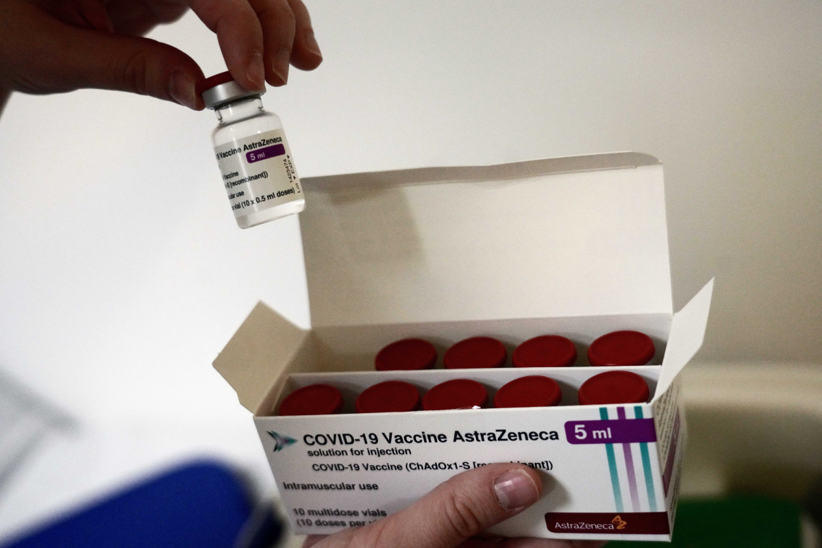 Arxiu - Una persona rep la primera dosi de la vacuna d'AstraZeneca contra la COVID-19 a Bilbao, Euskadi
