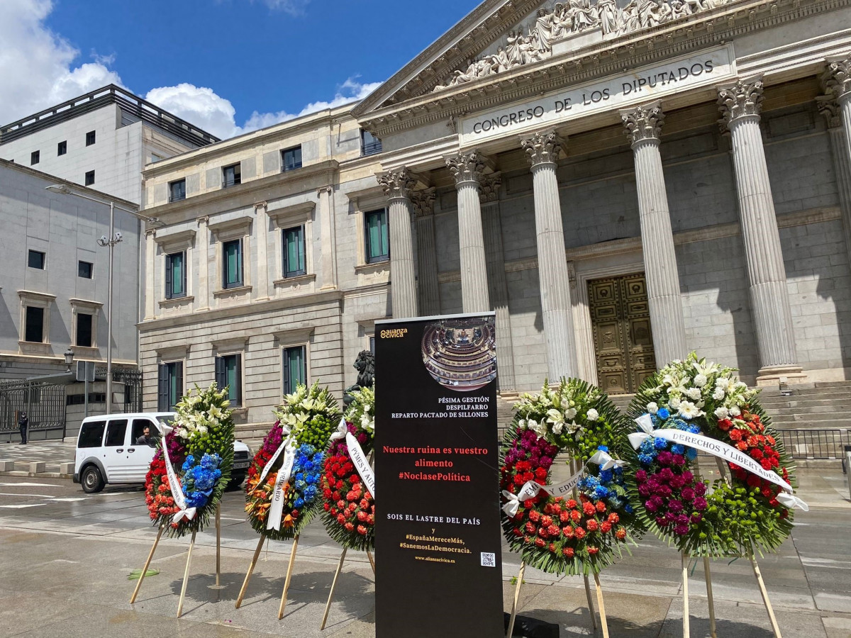Corones de flors davant de Congrés, en una protesta d'Aliança Cívica