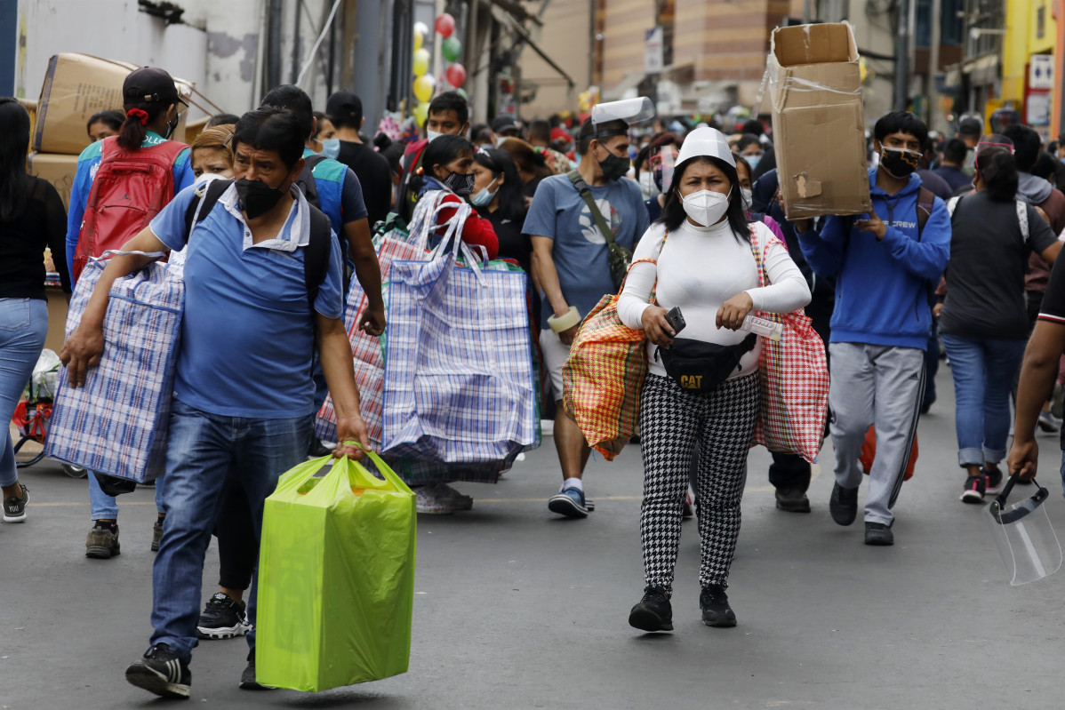 Arxiu - Carrers del Perú amb gent portant mascaretes i ultimant les compres nadalenques en el context de la pandèmia de l'coronavirus
