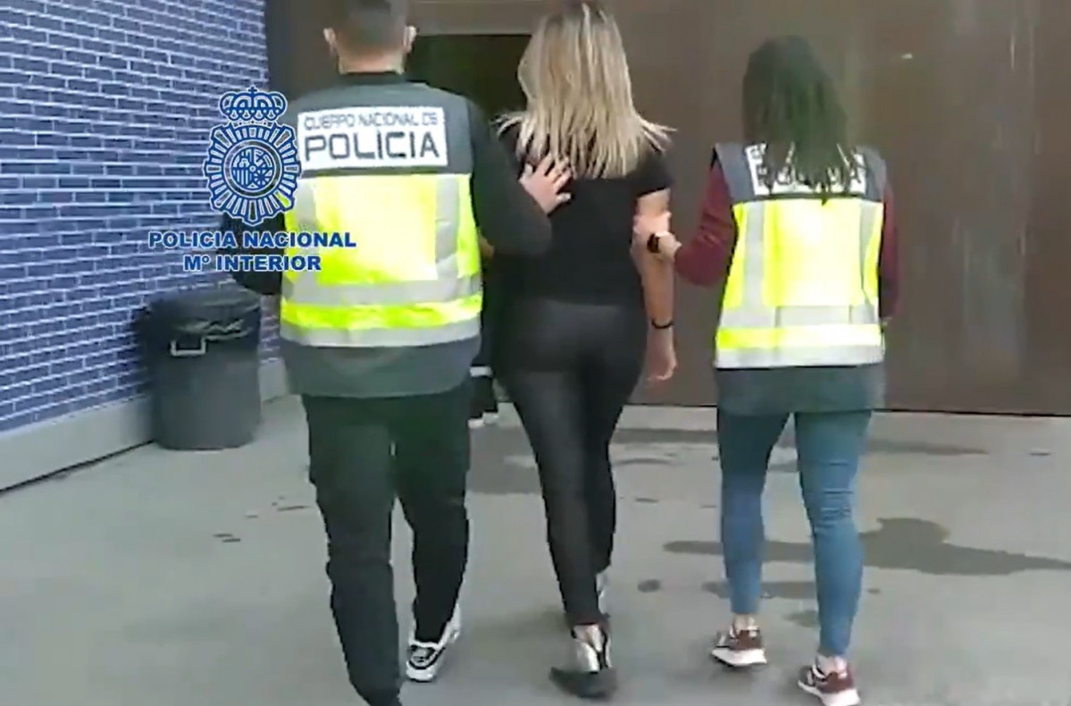 Agents de la Policia Nacional amb la presumpta responsable de la xarxa de prostitució