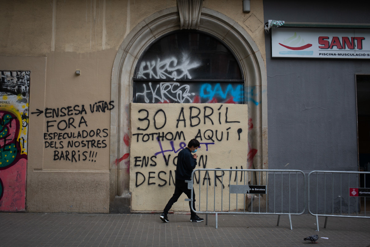 Un grafit fa al·lusió a que ve tancament de gimnàs social Sant Pau per a persones sense llar, a 28 d'abril de 2021, a Barcelona, Catalunya, (Espanya).