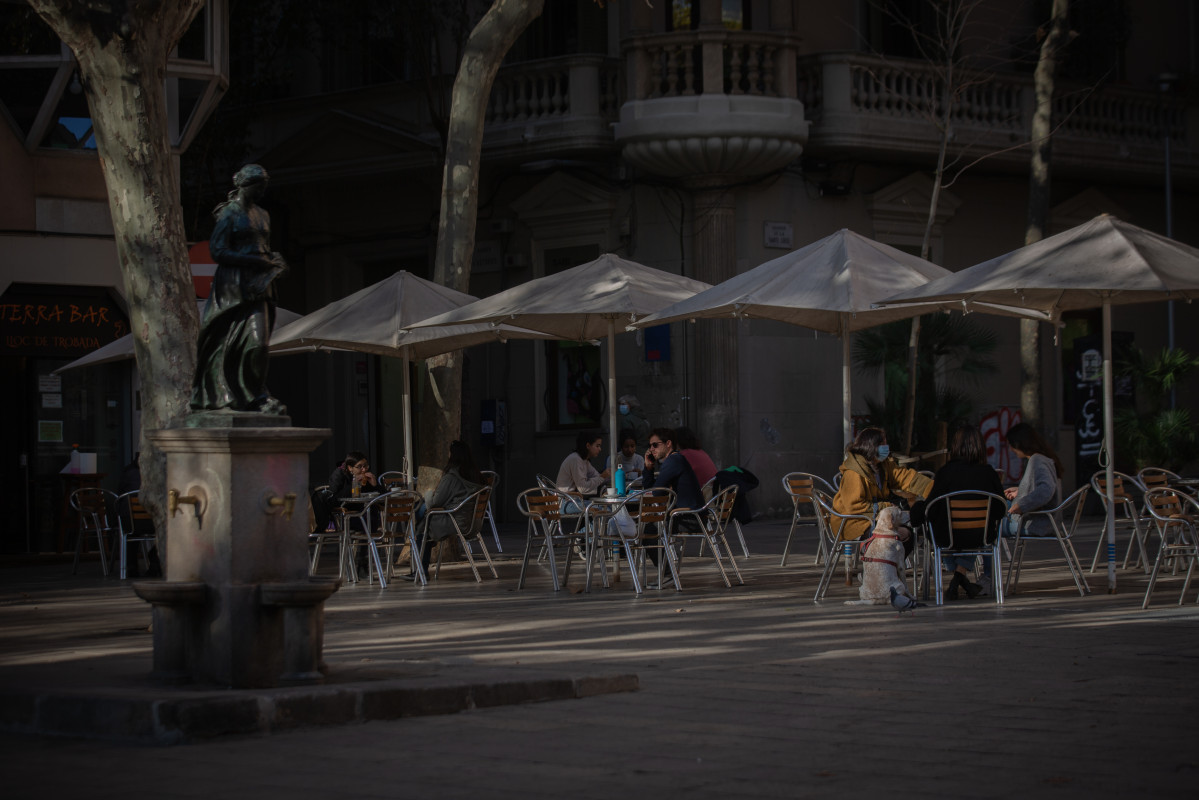 Arxiu - Diverses persones en una terrassa durant el primer dia de l'inici del primer tram de la desescalada de la segona onada pel coronavirus a Barcelona, Catalunya (Espanya), a 23 de novembre de 2020. Des d'avui, bars i restaurants podran obrir de