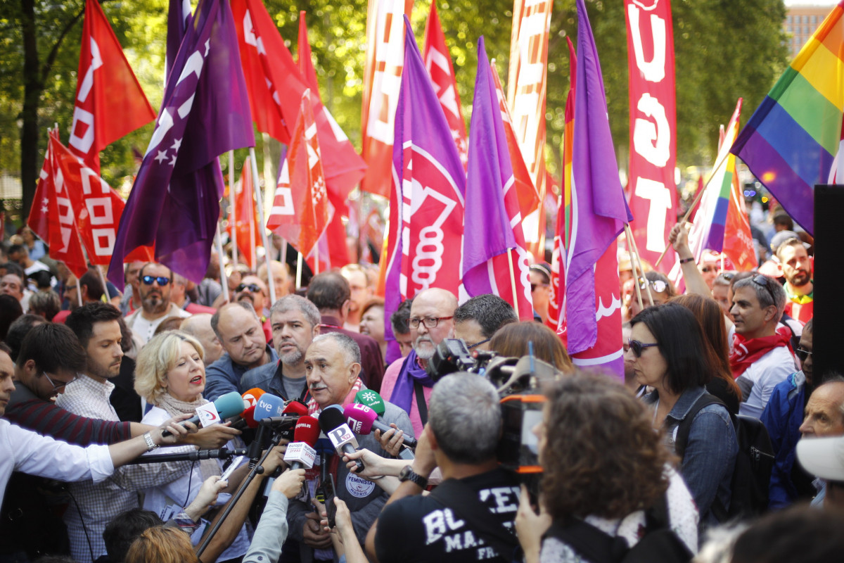 Arxiu - El secretari general d'UGT, Pepe Álvarez, i el seu homòleg de CCOO, Unai Sordo, atenen els mitjans a la manifestació de l'1 de maig de el 2019.