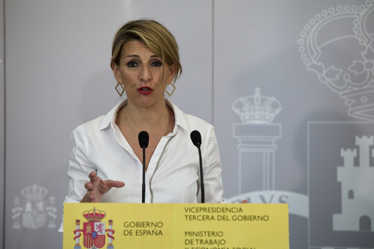 La vicepresidenta tercera de Govern i ministra de Treball i Economia Social, Yolanda Díaz, intervé en una roda de premsa, a 28 d'abril de 2021, a la Seu de el Ministeri, a Madrid, (Espanya).