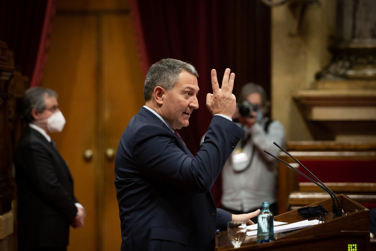 Archivo - El conseller de Interior de la Generalitat, Miquel Sàmper interviene en la Diputación Permanente del Parlament, en Barcelona.