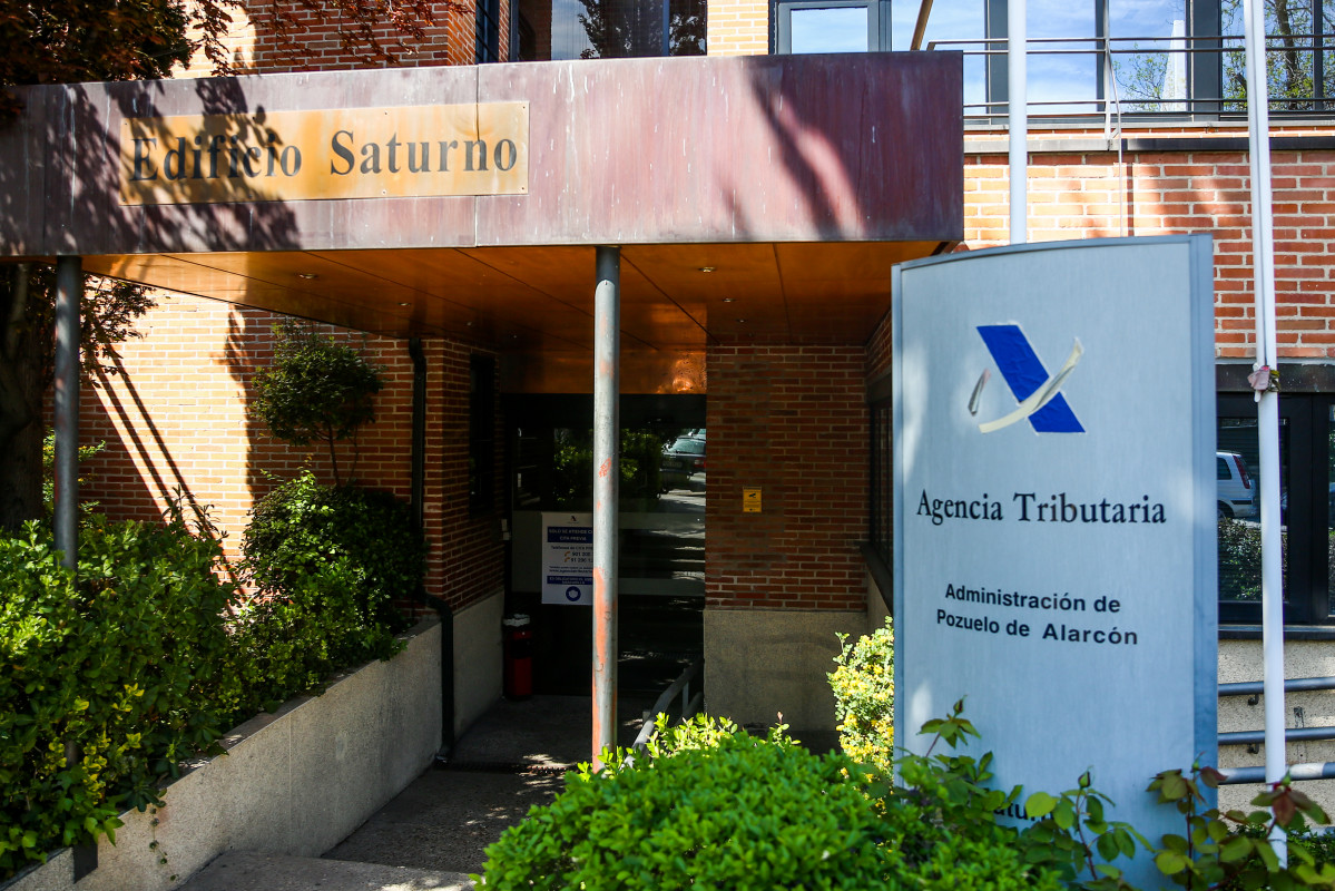 Exterior d'una oficina de l'Agència Tributària el dia en què arrenca la Campanya de la Renda 2020.