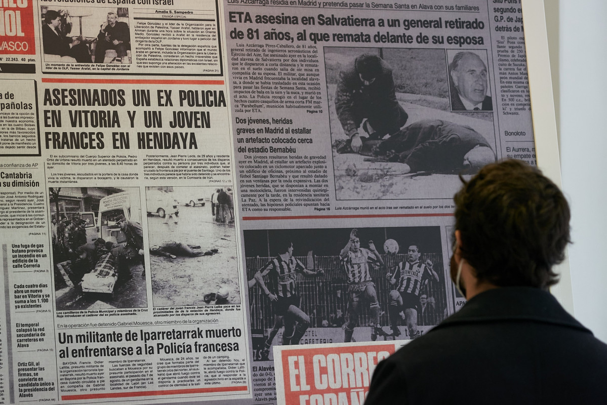 Arxiu - Una persona observa una de les portades de diaris que componen l'exposició