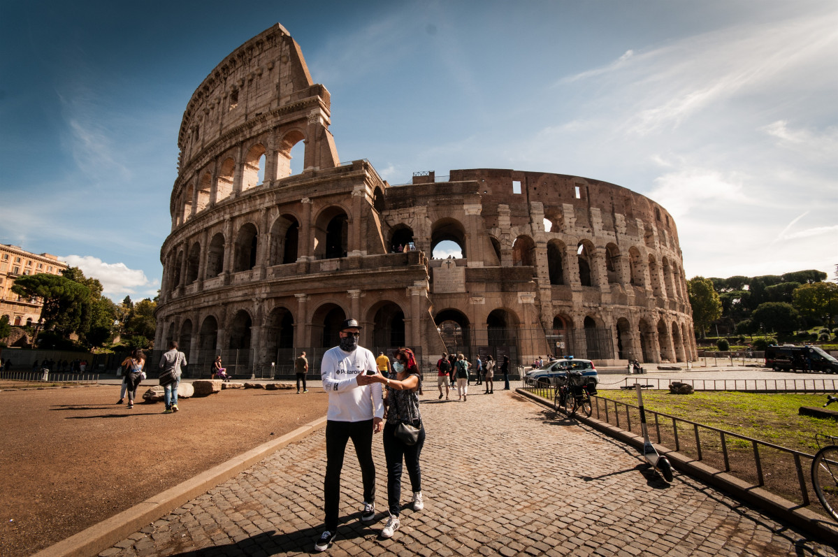Dues persones amb mascareta al costat de l'Coliseu a Roma
