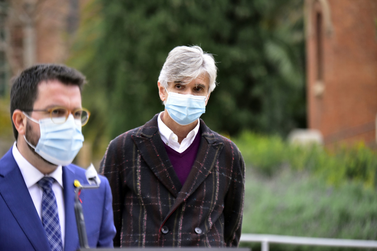 Arxiu - El secretari de Salut Pública de la Generalitat, Josep Maria Argimon (d) i el candidat d'ERC a la Presidència de la Generalitat de Catalunya, Pere Aragonès, davant el Recinte Modernista de l'Hospital de Sant Pau de Barcelona, Catalunya (España