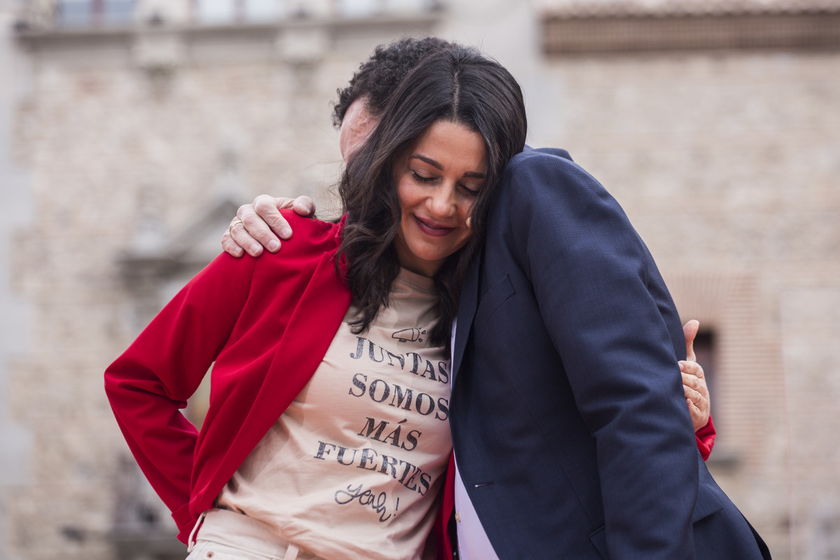 La presidenta de Ciutadans, Inés Arrimadas García i el candidat de Cs a la Presidència de la Comunitat de Madrid, Edmundo Bal, en l'últim acte de campanya, a la Plaça de la Vila de Madrid.
