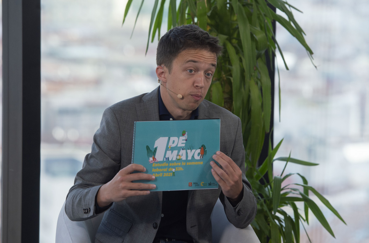 El portaveu de Més País al Congrés, Íñigo Errejón, compareix en una roda de premsa a la seu de el partit per presentar els resultats d'una enquesta realitzada sobre la proposta de jornada laboral de 32 hores, a 30 d'abril de 2021, a Madrid , (És