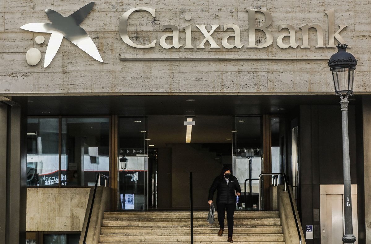 Arxiu - Logotip de Caixabank a l'antiga seu de Bankia, al carrer Pintor Sorolla, a València, Comunitat Valenciana (Espanya).