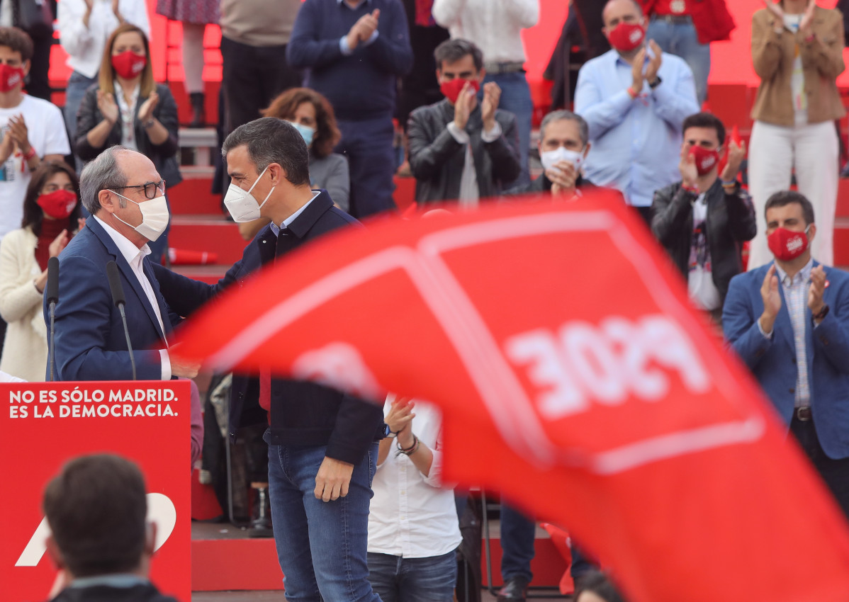 El candidat d'PSOE a la Presidència de la Comunitat de Madrid, Ángel Gabilondo i el president de Govern, Pedro Sánchez durant l'últim acte de campanya de el partit a l'auditori de el Parc Forestal de Entrevías, a 2 de maig de 2021, a Madrid ( I