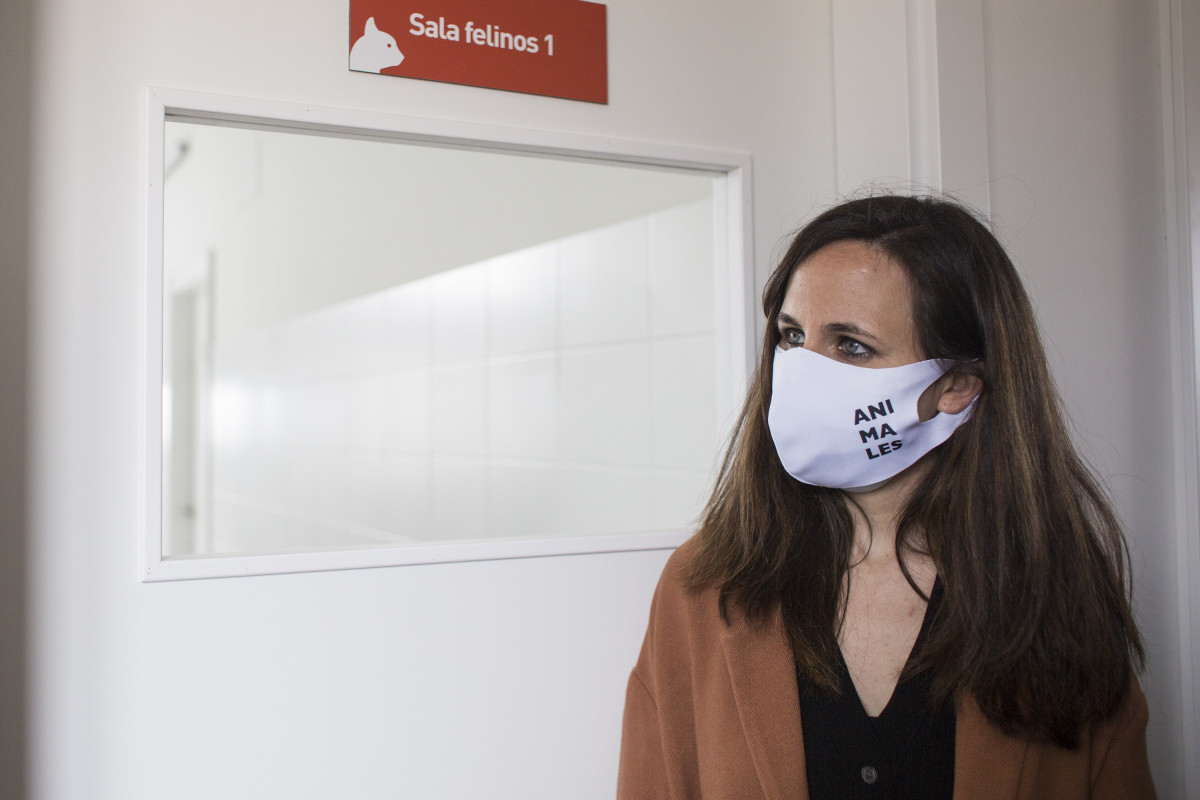 La ministra de Drets Socials i Agenda 2030, Ione Belarra, durant una visita a al Centre d'Integració de Protecció Animal Rivas-Vaciamadrid (par), a 23 d'abril de 2021, a Rivas-Vaciamadrid, Madrid (Espanya).