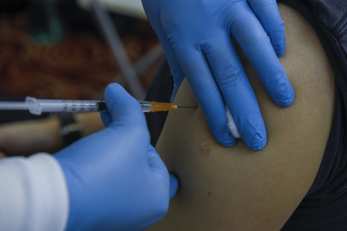 EuropaPress 3686843 05 mai 2021 malaysia kuala lumpur healthcare worker gives an injection of
