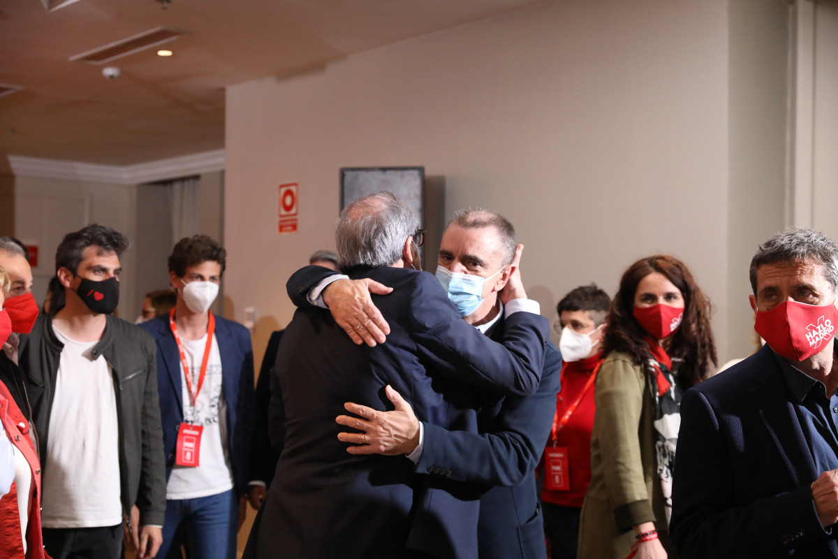 EuropaPress 3686760 candidat PSOE presidència comunitat madrid Ángel Gabilondo abraça